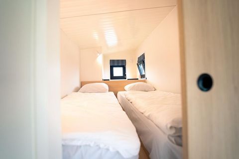 Deze moderne en comfortabele, vrijstaande en gelijkvloerse lodge ligt op het mooi gelegen autoluwe Resort Callantsoog. Het mooie Noordzeestrand ligt op slechts 500 m. van de receptie. De lodge is modern en trendy ingericht. De woonkamer met smart-TV ...