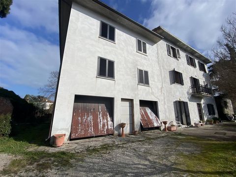 CASTIGLIONE DEL LAGO (PG): Near the station, a three-story sky-earth property in raw state, measuring 240 sqm, comprising: * Ground floor: garage; * First floor: apartment with living room, kitchen, two double bedrooms, single bedroom, bathroom, and ...