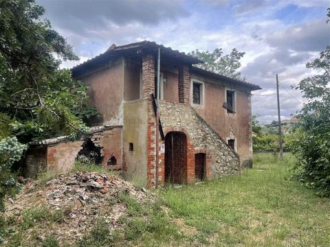 CASTIGLIONE DEL LAGO (PG): Centrally located, independent farmhouse of approximately 250 sqm on two levels comprising: * Ground floor: four rooms formerly storerooms and stables, understairs, oven and woodshed; * First floor: living room with firepla...
