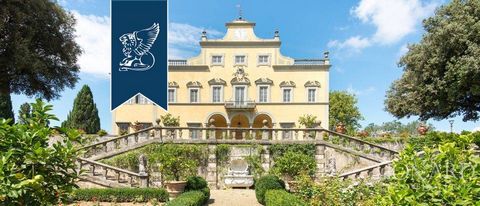 A quelques kilomètres de Florence, cette pittoresque villa historique de luxe est à vendre. Il s'agit d'un complexe exceptionnel du XVIe siècle, qui se compose de la villa principale et de ses dépendances telles que la maison du gardien et ...