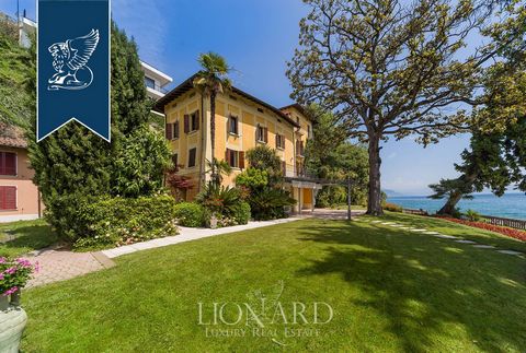 Cette villa à vendre est située sur la rive ouest du Lac de Garde, en Lombardie, dans une position privée à deux pas de la plage et des grands espaces verts. La propriété est entourée d'un parc privé centenaire de 5000 mètres carrés, la surface ...
