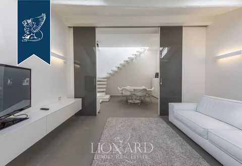 Dans le centre de Forte dei Marmi, avec une terrasse exclusive avec une vue panoramique sur la mer et la place centrale de la ville, se trouve ce penthouse exclusif à vendre, récemment rénové et parfaitement fini dans les moindres détails. La proprié...