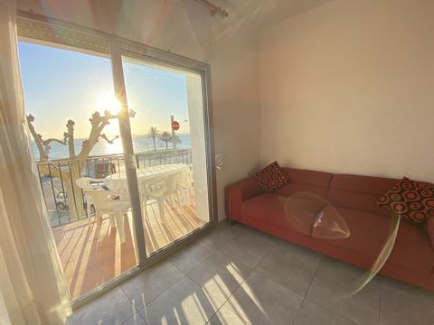 Cet appartement sur la plage est situé à Rosas, Costa Brava, dans la province de Gérone, en Catalogne. Rosas est située sur la côte nord du golfe de Roses, au sud du Cap Creus. Le logement fait partie d'un bon quartier et se trouve à seulement 50 mèt...