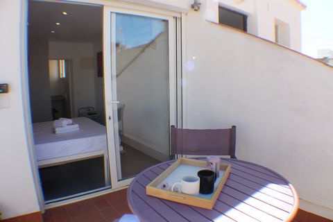 Dit appartement ligt in Rosas, Costa Brava, in de provincie Gerona, Catalonië. De accommodatie is gelegen in een levendige omgeving en vlakbij winkels en restaurants, op 100 m van het zandstrand, 600 m van de supermarkt, 550 m van het busstation. Ros...