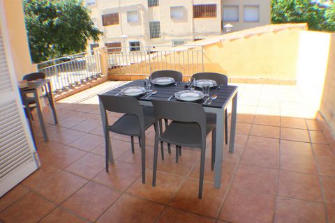 Galeria de Ferran 32. The apartment in Rosas / Roses has 4 bedrooms and accommodate 7 people. Accommodation of 150 m² cozy and very bright. It is located 300 m from the supermarket, 500 m from the sand beach, 1000 m from the bus station and is locate...