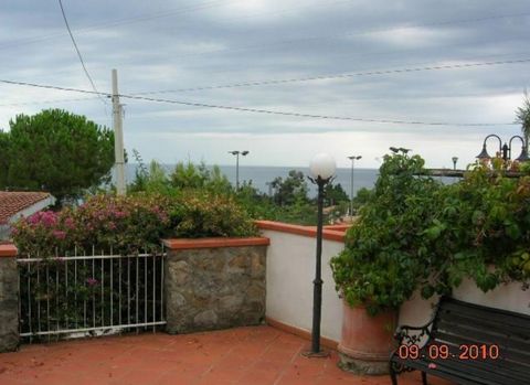 Villa in habitable order with no intervention works to do, it is placed all on one level in an open and panoramic position and only 1 km away from the beach of Villammare. The property has a living room, kitchenette, 3 bedrooms and 2 bathrooms. Utili...