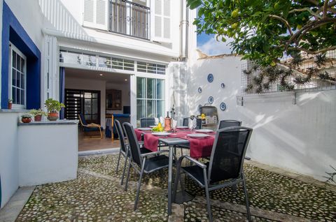 Welkom in dit charmante huis dichtbij de zee in Portocristo. Het is geschikt voor 5 personen + 1 extra. Het beschikt over een groot, gemeubileerd terras met barbecue, een ander terras met twee ligbedden op de eerste verdieping en een dakterras met tw...