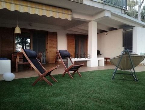 The apartment is in a terraced house on the ground floor, it was recently renovated with excellent quality finishes, all cared for by an architect, located in a slightly hilly position with a sea view of Palinuro which is about 4 km away and it is su...
