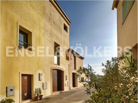 RENOVATED TOWN HOUSE IN PONTÓS This village house is a true gem, completely renovated and brand new, with an unbeatable location in the heart of the village. With a built surface of 215 m2, this house offers a comfortable and spacious space. It is a ...