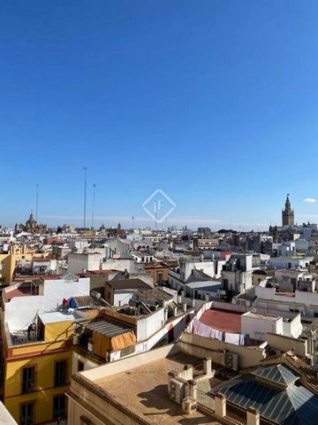 Lucas Fox presenta este piso en la cuarta planta de un edificio en pleno centro de Sevilla. Se trata de una vivienda con mucha luz, gracias a sus amplios ventanales panorámicos y que ofrecen unas vistas espectaculares a la ciudad de Sevilla. La vivie...