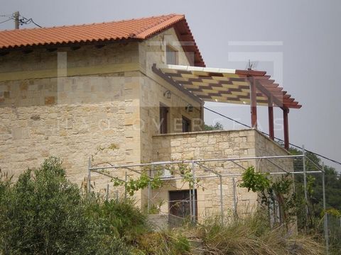 Esta bela casa de pedra em Kissamos Chania Crete à venda, está situada em um local rural elevado, na pitoresca vila de Topolia, com vista para o mar e o desfiladeiro. A casa de pedra tem uma superfície total de 200m² em 2 níveis. foi construído em um...