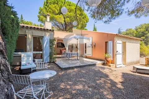 LES BAUX DE PROVENCE Immersive 3D virtual tour available on our website. Come and discover this villa in Les Baux-de-Provence, located in a quiet, pleasant and residential area. You will appreciate the living/dining area which opens onto a terrace. 3...