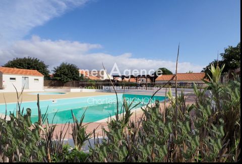 Charles Vrignon MegAgence vous propose cette maison de vacances idéalement située dans une Résidence privée avec piscine et à proximité de l'océan : accès direct à la plage. Environnement d'exception sur le littoral Vendéen, Site Natura 2000 à seulem...