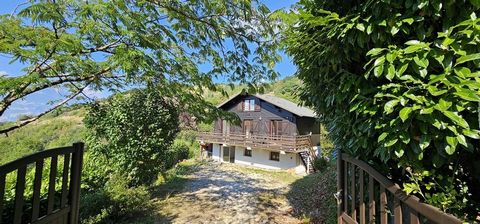 It is in a dominant position and 5 minutes from Domène with all the shops, schools for your children and amenities, that we discover this adorable chalet of 116 m² completely renovated by its current owners. Welcome, the gate opens in front of us rev...