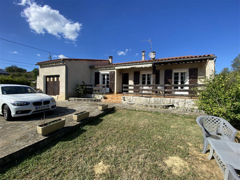 In a villa near Esperaza, single storey villa, very well maintained on wooded grounds of 1000 m2, composed of 3 bedrooms, separate kitchen living room, large terrace overlooking a magnificent garden, beautiful view of the surrounding nature
