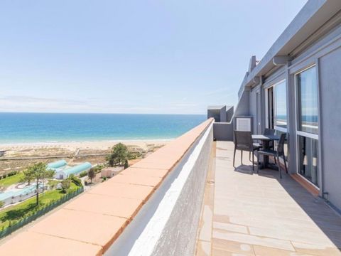 Charmant appartement penthouse au 11ème étage qui se distingue par ses vues incroyables sur la mer et son emplacement à 2 minutes à pied de la plage d'Alvor. Très confortable, il dispose de 1 chambre avec placard, 1 salle de bain avec baignoire, salo...