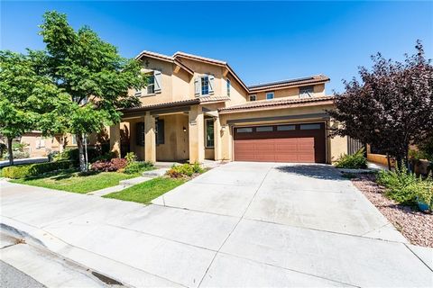 Fontana living at its finest. Located a few miles from Victoria Gardens and shopping centers, this beautiful turnkey home offers all the qualities of modern living. This home offers laminate flooring, throughout the first floor. Just off the foyer, t...