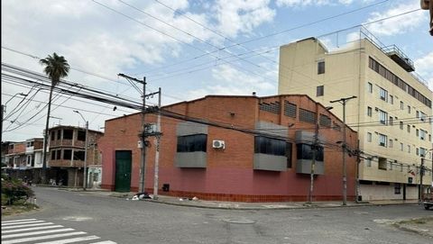 SALE corner warehouse Popular neighborhood, North of Cali, double-height warehouse with offices, own transformer of 225 KVA, three-phase meter, totalizer of 800 amps with its barrage, electric capacitors of regulation. Double height metal gate for en...
