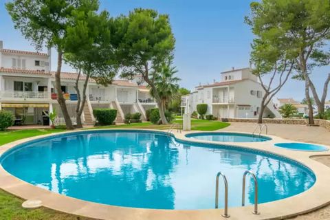 Willkommen in dieser schönen Wohnung für 4 Personen in Port d'Addaia. Es verfügt über eine schöne Terrasse mit Grill und Blick auf den gemeinsamen Pool. In diesem schönen Anwesen finden Sie schöne Gärten mit einem großen 18 x 8 Meter großen Schwimmba...