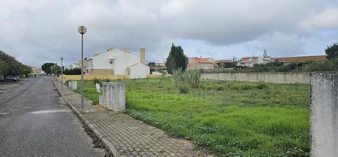 Urbanized allotted land for construction of various prices and sizes, for semi-detached or detached houses, already with water, gas and electricity available. This very pleasant urbanization is located in the area of Torres Vedras, in Campelos, 4 min...