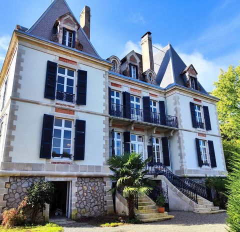 This chateau occupies a dominant position on the hills of Bérenx, a charming Béarnais village a few minutes' drive from the beautiful spa town of Salies-de-Béarn. Its 4 hectares of land, wooded parkland with swimming pool below, and tennis court, con...