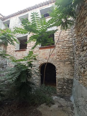 In Torremanzanas / Torre de les Maçanes, village in the Valencian Community. Large village house for sale. It has many possibilities as a detached house or house for the owners and activity in various tourism sectors. ~The house has two buildings and...