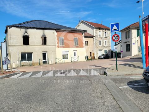 To be seized, in the town of Izeaux, 30 minutes from Grenoble, a devastated house with incredible potential. Ideally located, in the heart of the village, in the immediate vicinity of schools and amenities, this set of 4 lots will allow you to build ...