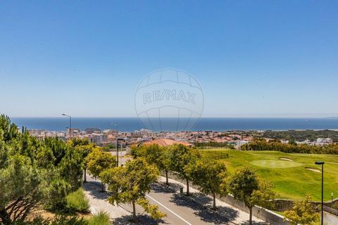 We hebben een buitengewoon penthouse met 4+2 slaapkamers te koop aangeboden in een gebouw gebouwd in 2015, met een fantastisch panoramisch uitzicht op de zee en een golfbaan. Gelegen in Aldeia dos Capuchos, op 3 km van het strand van de Costa de Capa...