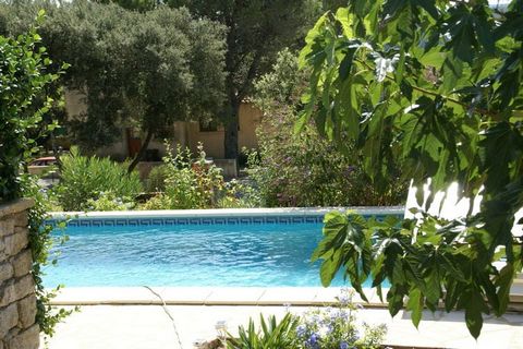 Cette maison de vacances climatisée située dans le joli village de Saint-Maximin, dispose d'une piscine privée et d'une superbe terrasse. Elle sera parfaite pour des vacances en couple à la découverte du Gard. Spacieuse et lumineuse, décorée de coule...