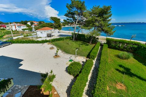 Four apartments in a private house in a great location on the beach. All apartments have a balcony or terrace - some even with a sea view. In the well-maintained garden there is a barbecue for cozy evenings as well as sun loungers to relax. It is onl...