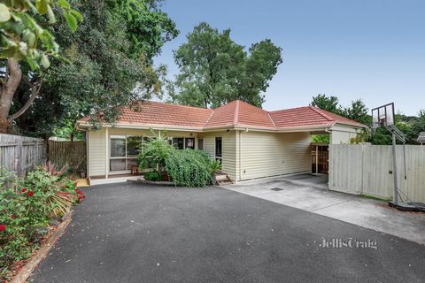 The single-storey villas are bright and airy with high ceilings. Good location, walking distance to Eastland, parks, schools, nearby bus to Ringwood train station. There is a terrace at the front entrance, and a spacious living room, dining room insi...