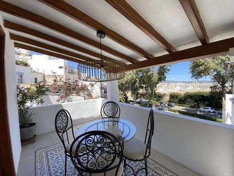 Bright and recently refurbished flat for sale in the heart of Dalt Vila. The main entrance is on the upper floor, which leads directly to the living room with fireplace and to the terrace, from where you can enjoy a magnificent view of the harbour. F...