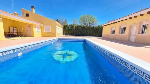 Dream property for sale: 9 rooms, 8 bedrooms, 300 sqm, on a 2,100 sqm plot We are delighted to present this stunning fully renovated villa, located just a 10-minute walk from the picturesque village of Salinas, 7 km from the city of Alicante, and 35 ...