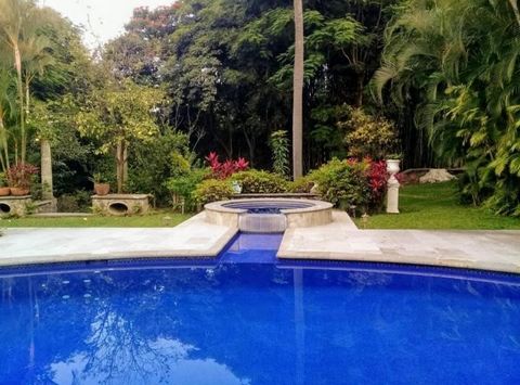 Invest in wellness and quality for you and your family. House in the most beautiful private area of Palmyra. - Access for the disabled and the elderly. -In beautiful area of Cuernavaca, 3 minutes from downtown. -24/7 security. -All services and enter...