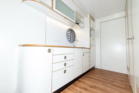 Do you want a very special holiday home? Then this stylish and well-equipped houseboat on the Dahme for up to 6 people is exactly what you were looking for. As a captain of your houseboat you determine the course. Step the terrace with a fresh coffee...