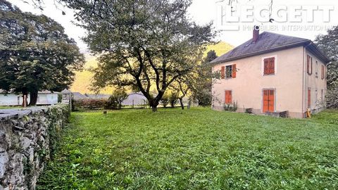 A24079OA73 - Nice house in the center of Epierre with a view of the mountains and a large plot of land. Listed as heritage, this building requires a major renovation! Information about risks to which this property is exposed is available on the Géori...