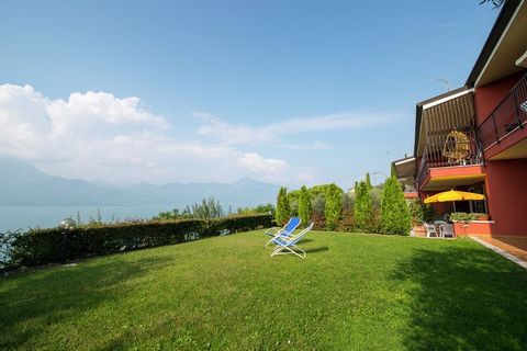 Wspaniała rezydencja z basenem. Nad jeziorem Garda, w miejscowości Torri del Benaco. Obiekt składa się z 8 apartamentów i znajduje się w bardzo dogodnej pozycji: 2 km od centrum miejscowości i około 800 metrów powyżej jeziora. Położony jest w panoram...