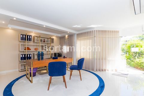 Fantastic office in Quinta do Lago! Comprising two floors and a patio. On the first floor, it has a reception and glass-enclosed meeting room. On the second floor there are two spacious meeting rooms, both with a balcony, bathroom and a storage room....