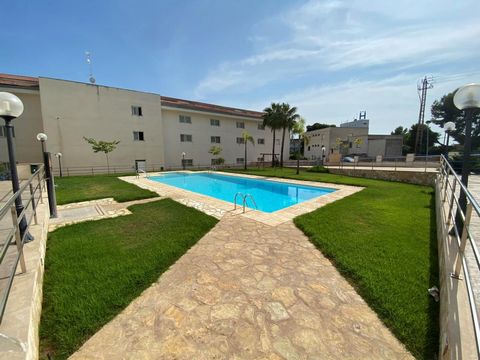 Appartement te koop in Alcanar Playa, Costa Dorada. Op slechts 50 m van het strand. Het heeft een oppervlakte van 66 m2 die zijn verdeeld in 2 slaapkamers, 1 doucheruimte, een wasruimte en een woonkamer met een open keuken. Het heeft een mooi terras ...