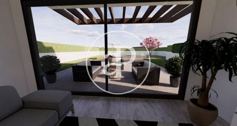 Brand new 160 sqm house with views in Riba-Roja de Túria, Riba-Roja de Túria.The property has 4 bedrooms, 2 bathrooms, swimming pool, air conditioning, garden and heating. Ref. VV2308036 Features: - Air Conditioning - SwimmingPool - Garden
