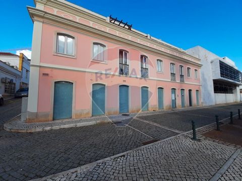 Description Shop with 235m² located in historic area in the center of Silves. It is composed of several divisions, ideal for commerce and/or services. Nearby you can count on a residential and commercial area, with public transport, gardens and leisu...