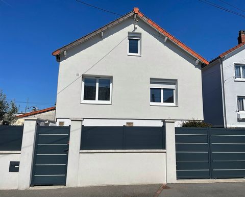 Charming pavilion raised on unearthed basement built on 314m2 of land. Comprising a spacious entrance serving an office space with bathroom and separate toilet, a laundry room and a garage. Upstairs living room of more than 30m2 very bright with inse...