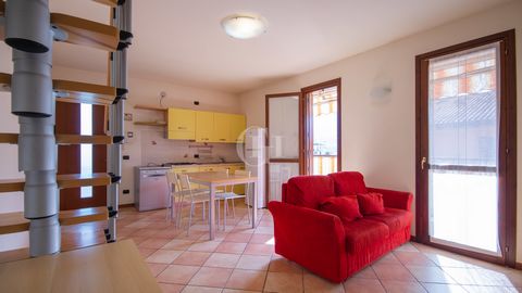 In a quiet residential area only 800 m from the centre of Garda, in a well-kept residential complex with communal swimming pool, we offer a comfortable three-room apartment on the first floor. The living area, which is accessible through an independe...