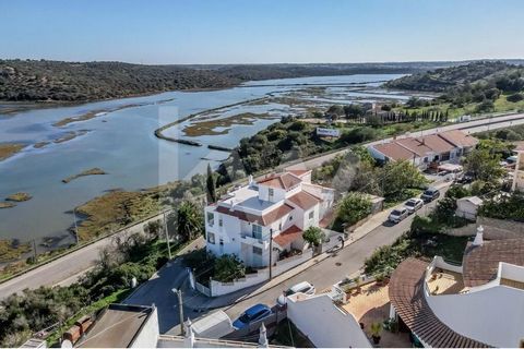 De stad Portimão staat niet alleen bekend om zijn stranden, maar ook om zijn adembenemende landschappen en milde klimaat. In deze betoverende omgeving staat een unieke villa met 4 slaapkamers, die een combinatie biedt van comfort, ruimte en uitzicht....