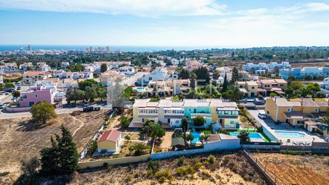 Esta encantadora moradia está localizada numa zona residencial tranquila, a uma curta distância de carro do centro de Armação de Pêra, onde pode encontrar lojas, restaurantes e a praia mais próxima. A Escola Internacional Nobel fica apenas a 15 minut...