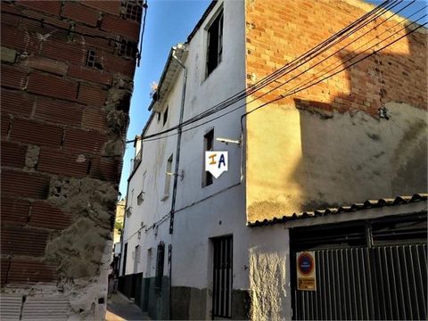 Gelegen in der lebhaften Stadt Martos in der Provinz Jaén in Andalusien, Spanien. Dieses kompakte Haus, das einer Modernisierung bedarf, hat auf der linken Seite ein weiteres dreistöckiges Haus (ebenfalls zum Verkauf, TH4920) und wäre ein ausgezeichn...