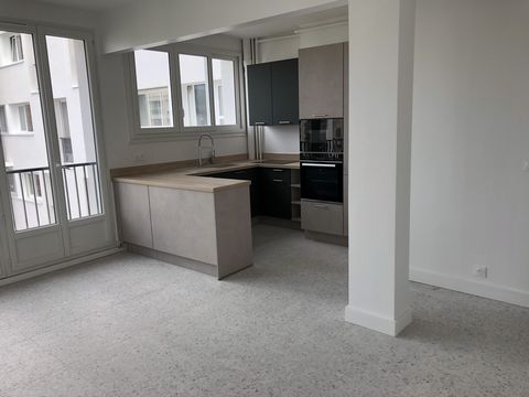 Venez découvrir ce magnifique appartement refait à neuf situé à proximité immédiate du métro Billancourt (ligne 9). Ce bien saura vous séduire par ses belles prestations et son plan optimisé. Il se compose d'une entrée, d'un vaste séjour avec cuisine...