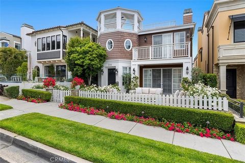 DESIGNER PERFECT HOME! Just three doors in from the world-renowned Ocean Boulevard where palm trees sway and pathways along parks sit atop the ocean surf, this head to toe remodeled, Eastern Seaboard inspired transitional home blends beautifully with...