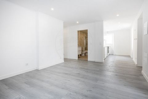 Apartamento T2 Renovado na Falagueira: Perfeito para Habitação Própria ou Investimento! Localização Prime: Falagueira, zona em valorização com novo hipermercado Aldi em construção Próximo de transportes, serviços, comércio e escolas Fácil acesso à A8...