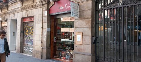 Dans la rue centrale Comte Borrell à Barcelone, nous proposons un local commercial de 100 m² actuellement exploité comme cave à vins avec une licence C1. Situé dans le dynamique quartier de Sant Antoni, près du célèbre Mercat de Sant Antoni, cet espa...